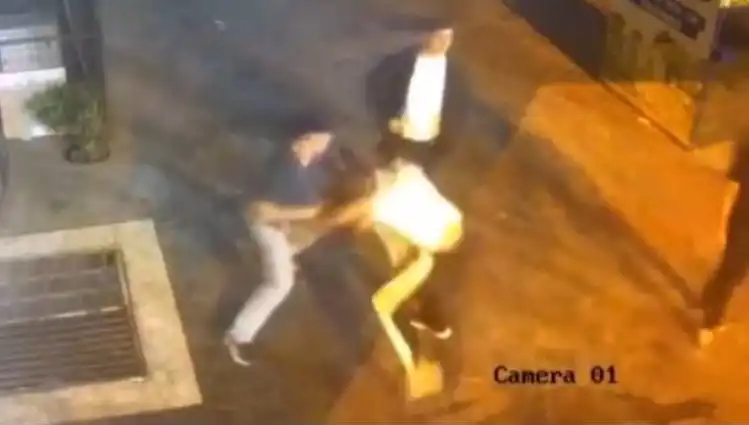 İstanbul Sokaklarında Tekmeli Yumruklu Kavga: Olayın Ardındaki Gerçekler Neler?