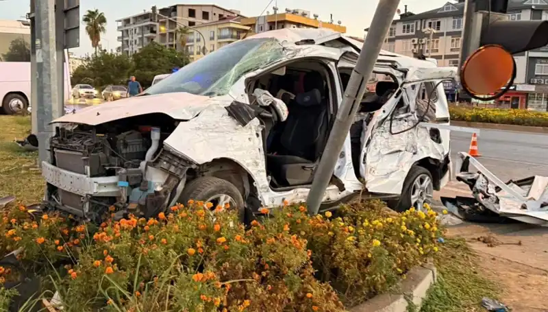 Antalya'da Midibüs ve Hafif Ticari Araç Çarpıştı: Kaza Anı ve Sonrası