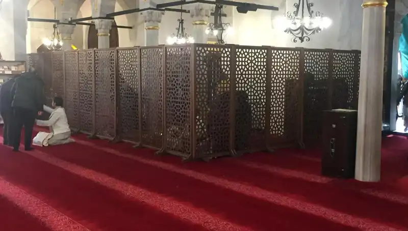 Kadın ve Erkeklerin Teravih Namazında Yan Yana Olması Tartışılıyor