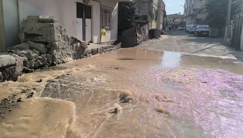 Çarşıda Su Baskını: İçme Suyu Hattı Patladı, Araçlar ve Dükkanlar Tehlikede!