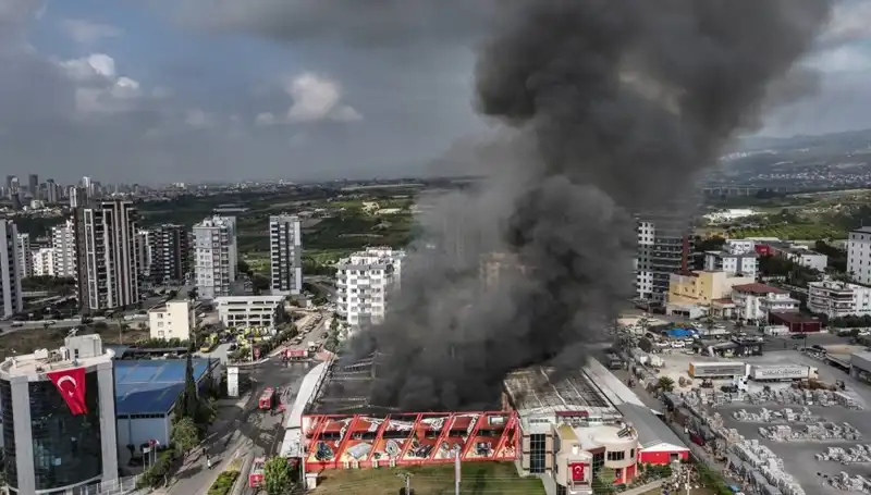Mersin'de Fabrika Yangını: TOMA Müdahalesi ile Yangın Kontrol Altına Alındı