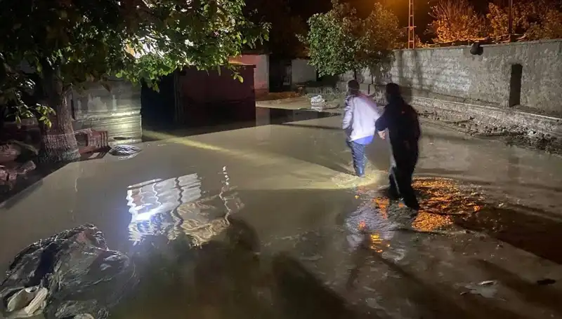 20 Dakikalık Yağışla Gelen Felaket: Evler Çöktü ve Boşaltıldı