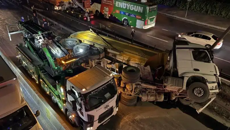 Moloz Yüklü Hafriyat Kamyonu Devrildi: Şehir Merkezi Kapatıldı!