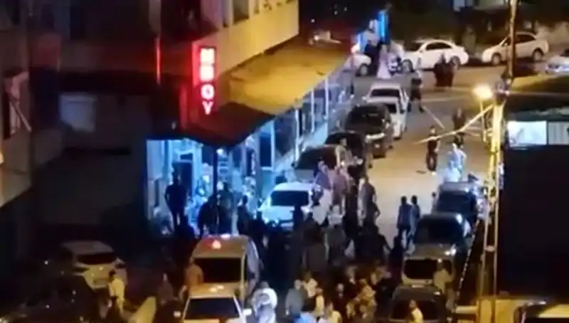 Düğün Sonrası Şaşkınlık: Gelinin Aracına Kalabalıkta Saldırı!