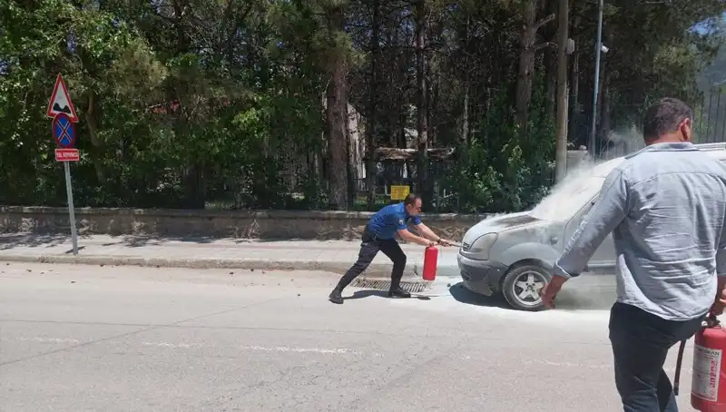 Emniyet Binası Önünde Alev Alan Araç, Polis Ekipleri Tarafından Söndürüldü!