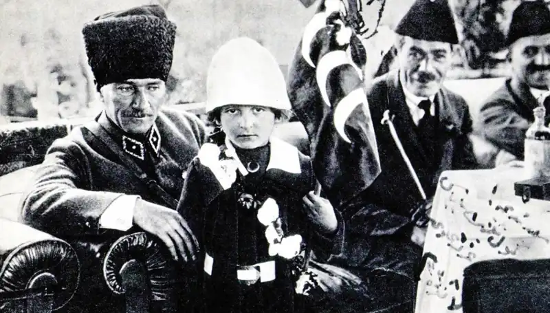 O Şapkanın Altında Doğdu: Unutulmaz Bayram Fotoğrafının Hikayesi