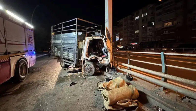 Kamyonet Kaza Yaptı: Yön Tabelasına Çarpan Sürücü Yaralandı!