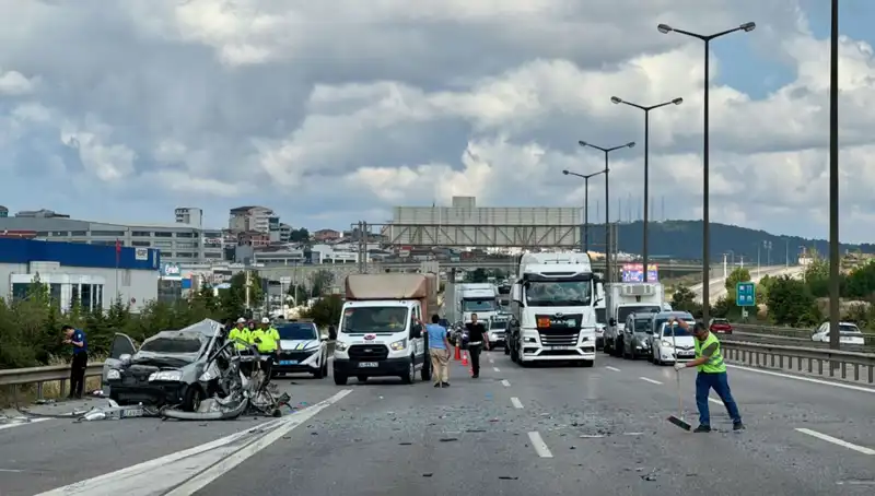 Otoyolda Şok Trafik Kazası: Üç Kişi Araçta Sıkıştı!