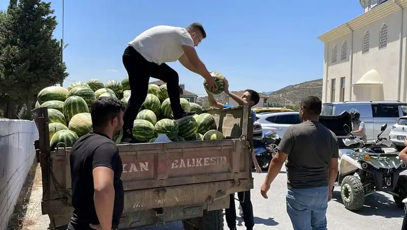 Karpuz Dağıtımıyla Yazı Serinleten Unutulmaz Etkinlik