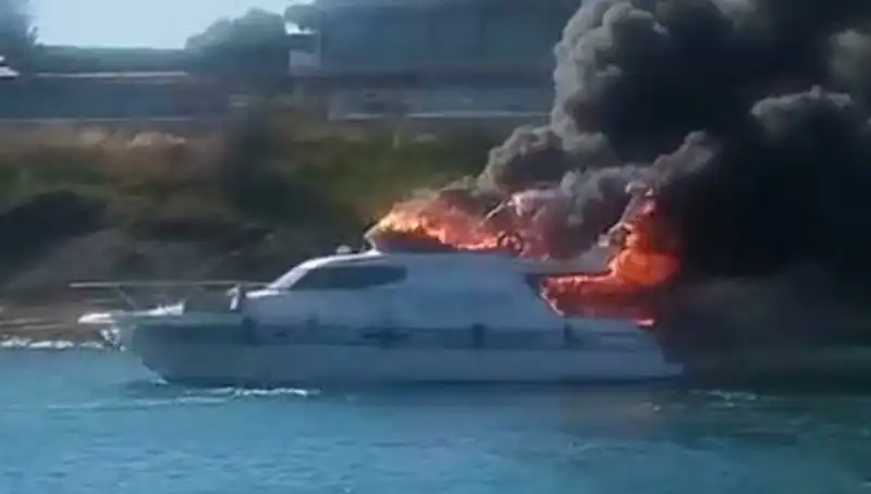 Çeşme Marina'da Görülen Korkunç Yangın Tüm Gözleri Üzerine Çekti!