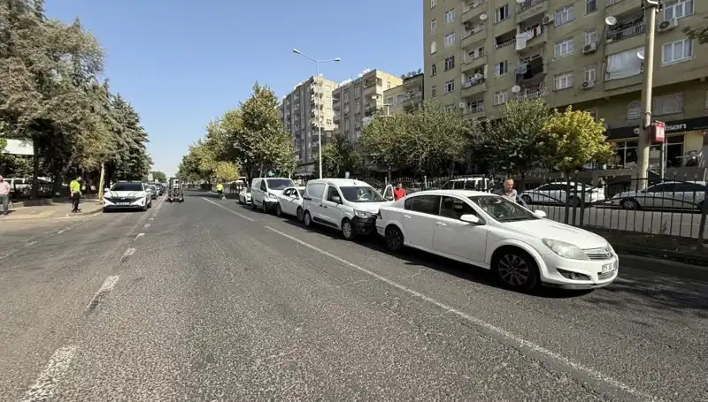 Diyarbakır’da Feci Kaza: 5 Araç Birbiriyle Çarpıştı