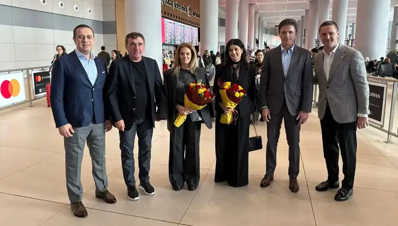 Hagi ve Popescu'nun İstanbul'daki Büyüleyici Buluşması: Futbolseverleri Heyecanlandırdı!