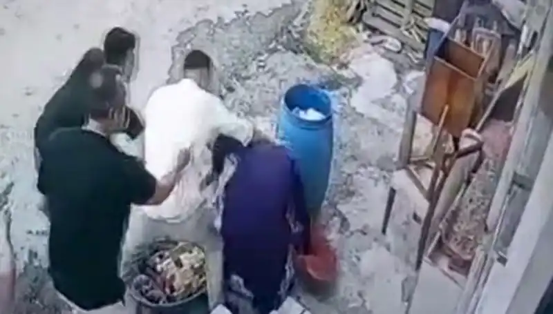 Başakşehir'de Görülmemiş Olay: Baba ve Oğul Kadını Bidon Nedeniyle Darbetti!