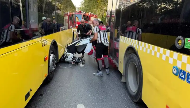 Motosiklet İETT Otobüslerinin Arasında Kaldı: Kaza Anı Şok Edici