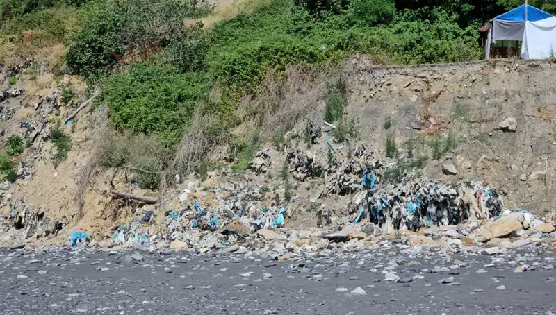 Kozlu Sahil'deki Çöp Yığını: Doğa ve İnsan Arasındaki Çelişki