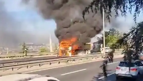 D-100 Karayolu'nda TIR Yangını: Trafik Felç Oldu, Yolcular Ne Yapacak?
