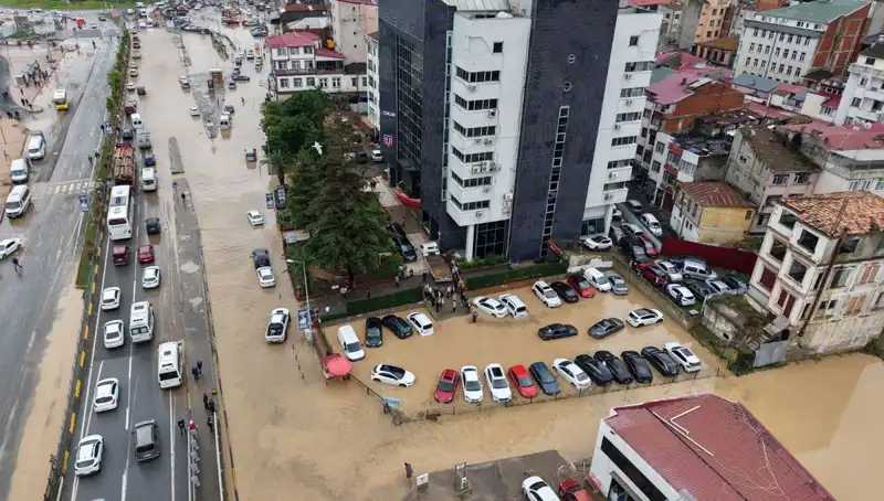 Trabzon'da Sel Felaketi: Çamur Altında Kayıp Kişi Arama Çalışmaları Devam Ediyor