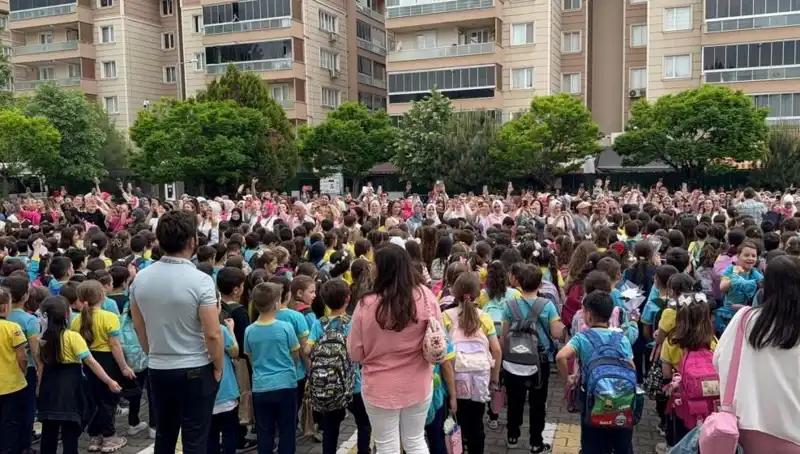 Öğrencilerden Unutulmaz Anneler Günü Sürprizi: Duygusal Anlar Yaşandı!