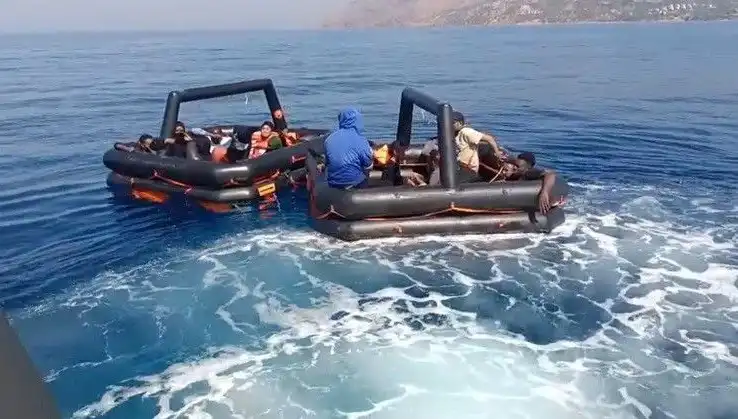 Ayvacık’ta Tuttuğu Yolda Kaçak Göçmenler Kurtarıldı: Dram ve Umut