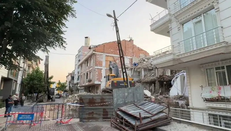 Yıkım Esnasında Elektrik Kablosu Koptu: İki Sokak Karanlıkta Kaldı!