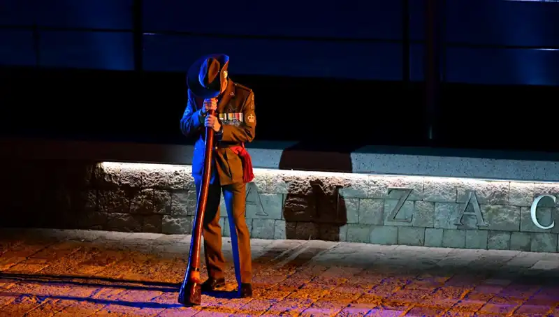 Anzak Koyu’nda Duygusal “Şafak Ayini” Gerçekleştirildi: Anma ve Saygı