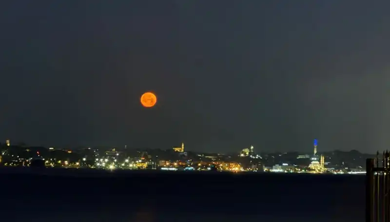 Çilek Dolunayı İstanbul'da Büyüleyici Tablolarla Gökyüzünü Süsledi