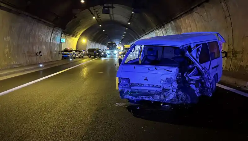 TEM Otoyolu'nda Zincirleme Kaza: Yaralılar ve Trafik Kaosu!