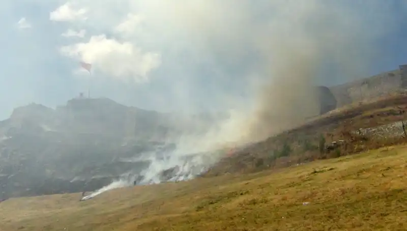 Kars Kalesi’nin Eteklerinde Büyük Tehlike: Yangın Alarmı!