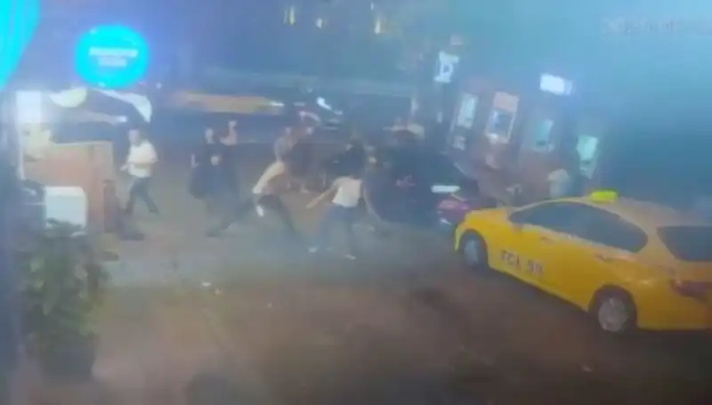 Beyoğlu'nda Laf Atma Kavgası: Kanlı Gözyaşları ve Tansiyonu Yükselten Olay