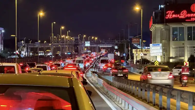 Yenibosna Metrobüs Yaya Üst Geçidinde Heyecan Verici Yenileme Çalışmaları Başladı