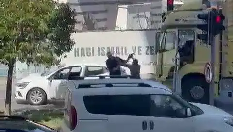 İstanbul Trafiğinde Şok Edici Çekiçli Olayla Sarsılan Şehir