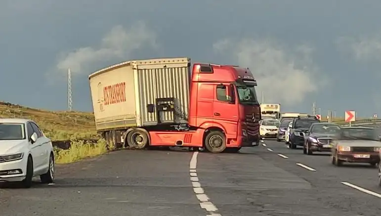 TIR Kaydı Krizi: Yol Kapanınca Uzun Araç Kuyrukları Ortaya Çıktı!