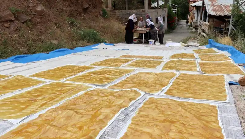Kışın Sıcaklığı: Dev Kazanlarda Odun Ateşiyle Hazırlanan Geleneksel Lezzetler
