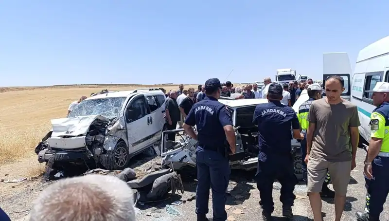 Otomobil ve Hafif Ticari Araç Kaza Yaptı: 4 Kişi Hayatını Kaybetti, 1 Yaralı