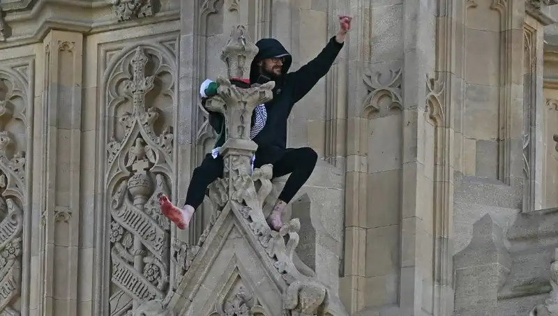 Londra'da Tarihi Protesto: Filistin Bayrağı Big Ben’in Zirvesinde!
