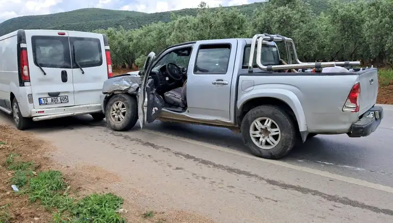 Bursa'da Minibüs ile Kamyonet Kazası: İki Kişi Yaralandı