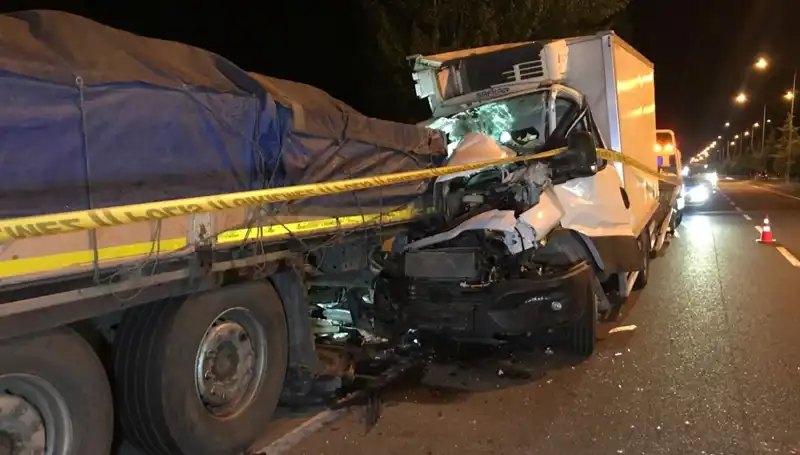 Park Halindeki Tıra Çarpan Kamyonet: Feci Kaza Sonucu 1 Ölü, 1 Yaralı