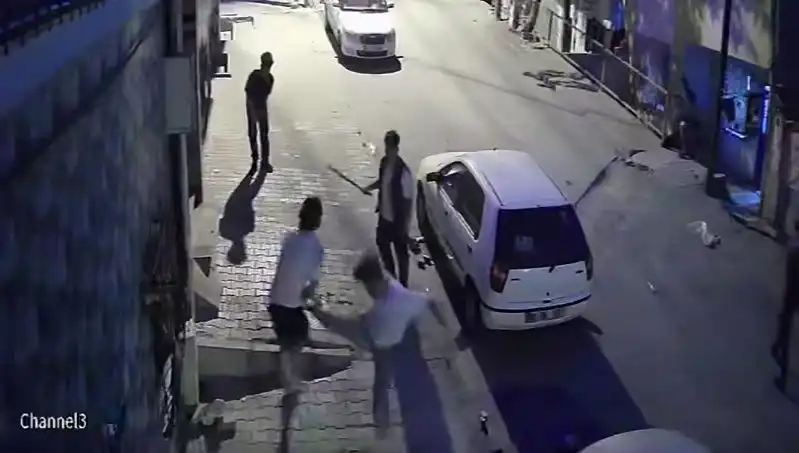 Başakşehir'de Taşlı Sopalı Kavga! Mahallede Çıkan Olay Sosyal Medyayı Salladı