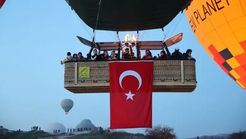 Kapadokya’da 23 Nisan Coşkusuyla Balonlar Gökyüzünü Süslüyor!