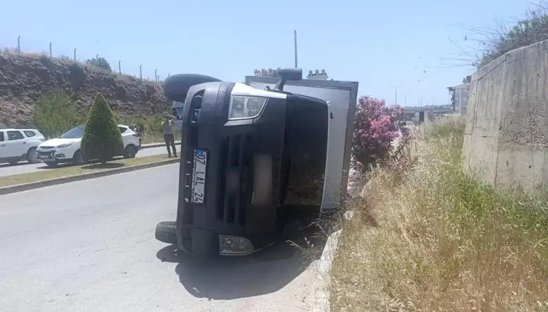 Hafif Ticari Araç Trafikte Kamyoneti Devrildi: Olayın Ayrıntıları