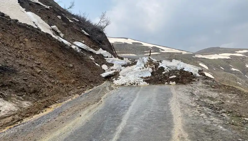Muş'ta Heyelan Sonrası Kapanan Köy Yolu Tekrar Ulaşıma Açıldı!