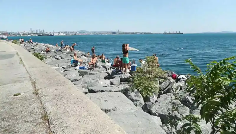 İstanbul Sahilinde Yaz Coşkusu: Hava Isındı, Kalabalıklar Akın Etti!