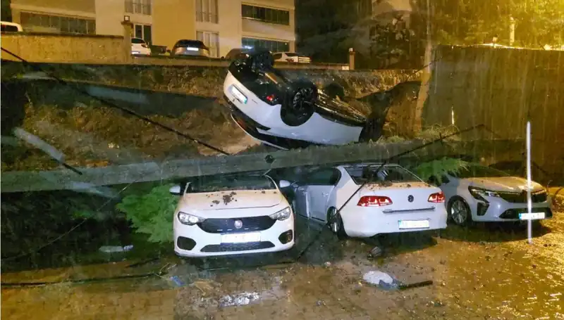 Duvar Çökmesi Neden Oldu? 4 Araç Birden Parça Parça Oldu!
