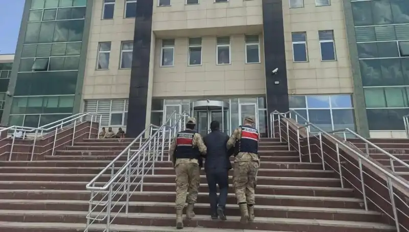 Hapis Cezasıyla Aranan Suçlu, Saklandığı Yerde Yakaladı!