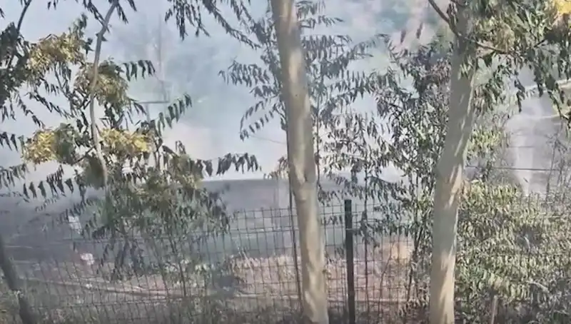 Sultangazi'de Yangın Korkusu: Otluk Alan Alev Alev Oldu, Gecekondu Tehlikede!