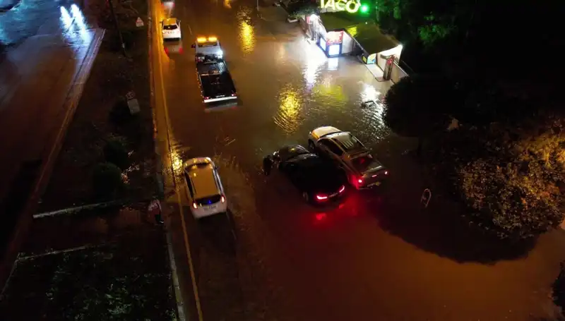 Adana’da Sağanak Yağış Hayatı Olumsuz Etkiledi: Cadde ve Yollar Sular Altında