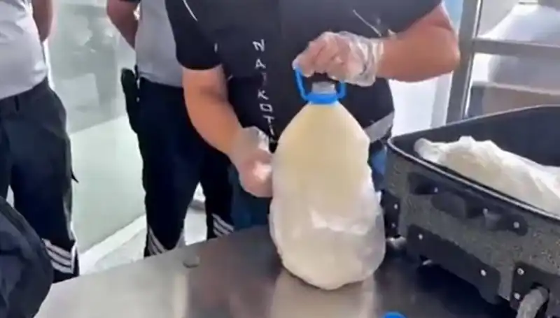 Havalimanında Şaşkınlık Yaratan Yakalama: 12 Kilo 800 Gram Süt Şişesinde!