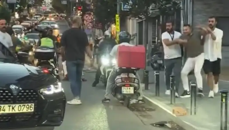 Nişantaşı’nda Yol Verme Kavgası: Sopalı Kadın Mücadelesi