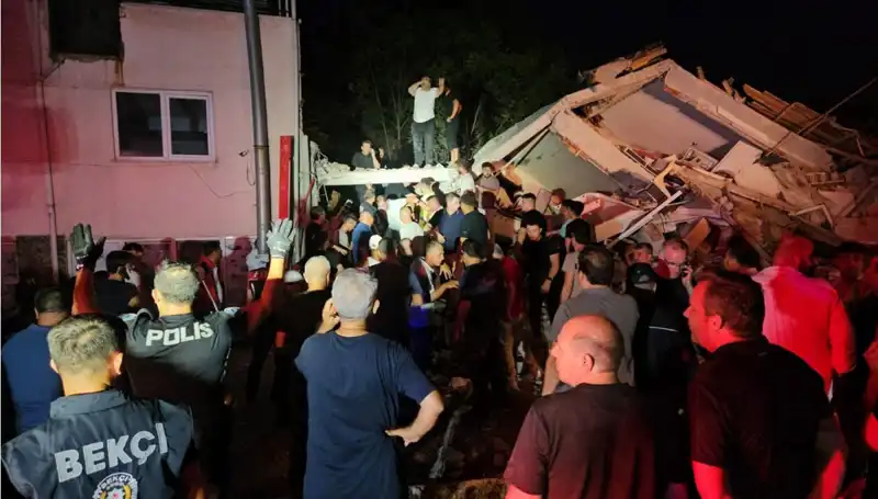 Balıkesir Sındırgı'da Şok Eden Deprem: 6,1 Büyüklüğünde Hasar ve Yaralılar!