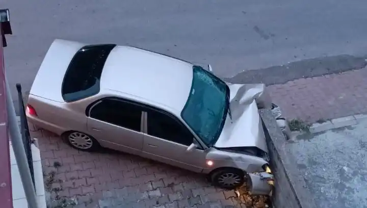 Kontrolü Kaybeden Araç Duvara Çarparak Feci Kaza Yaptı